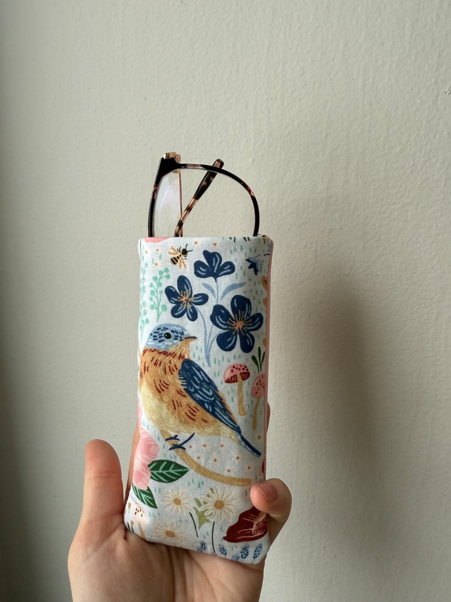 Pastel bird glasses sleeve